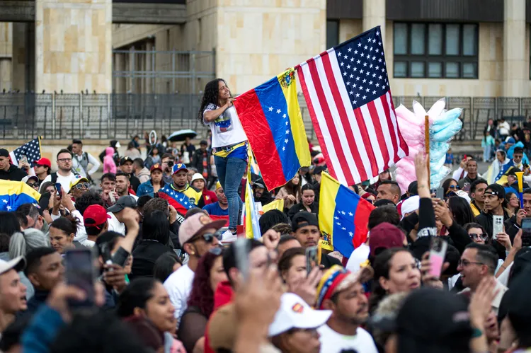 哥倫比亞的委國民眾慶祝馬杜洛被抓。路透