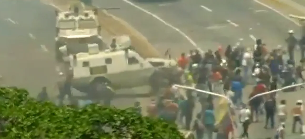 马杜洛2019年4月下令装甲车冲撞镇压卡拉卡斯的示威民众。翻摄自X