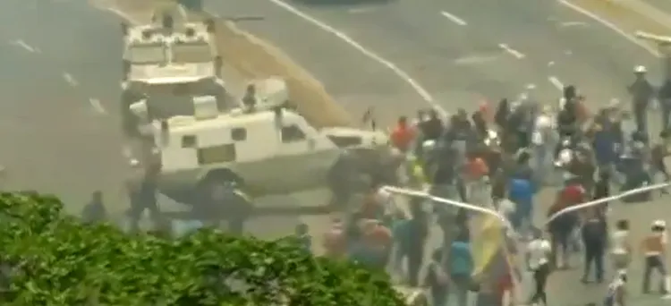 馬杜洛2019年4月下令裝甲車衝撞鎮壓卡拉卡斯的示威民眾。翻攝自X