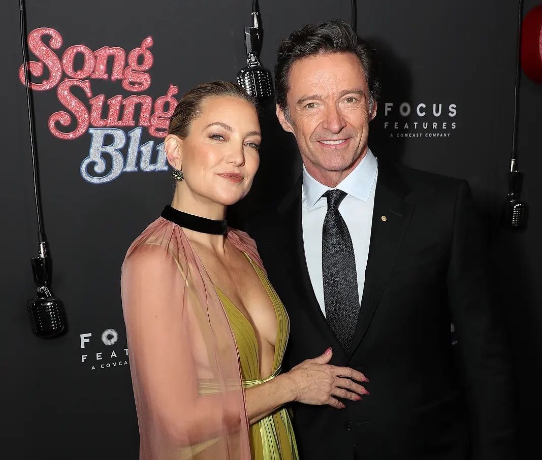 好萊塢女神深V禮服辣翻 中門大開半球見客太惹火