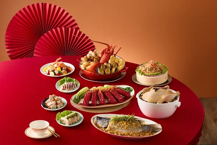 莆田御膳海陸星饗宴，有龍蝦搭配鮑魚、排骨酥等奢華海陸盆菜，還有年節必吃御饌蒜蓉蒸鱸魚，超級澎派。王品集團提供