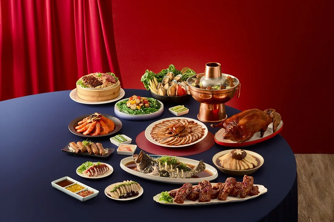 享鸭金鸭报喜百汇宴，内含琥珀酥皮烤鸭、玫瑰醇香醉大虾、腊味樱香糯米糕等9道餐点，份量十足。王品集团提供