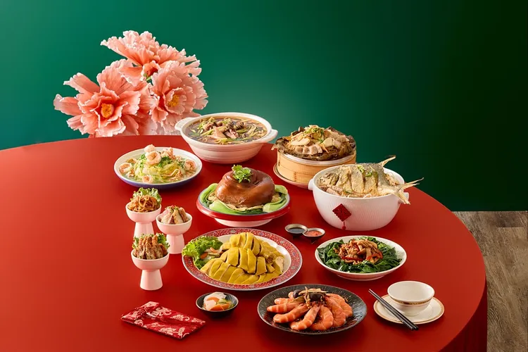 丰禾香蹄盈門台味宴，端出金鯧芋頭香米粉、富貴元寶滷大蹄、金鳳開運起家雞等，道道都是台式必點經典年菜。王品集團提供