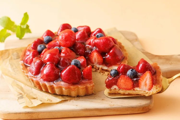 貓茶町「繽紛草莓塔」7吋香草原味，售價950元，優惠價820元。5吋包種茶口味，售價750元，優惠價650元。凡於板橋店購買或預購2個7吋「草莓塔系列」商品，再贈1個5吋草莓塔。貓茶町提供