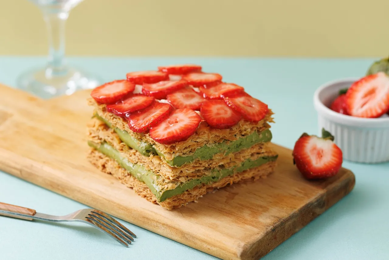 猫茶町「草莓包种千层」售价480元，酥脆的千层派皮烘烤至金黄，佐以包种茶制作的细致卡士达内馅，最后上层铺满新鲜大湖草莓，一次享尽法式酥脆、台式茶香以及季节果实甜美所堆叠出的迷人口感，凡于板桥店购买或预购，即赠送台湾茶霜淇淋1支。猫茶町提供