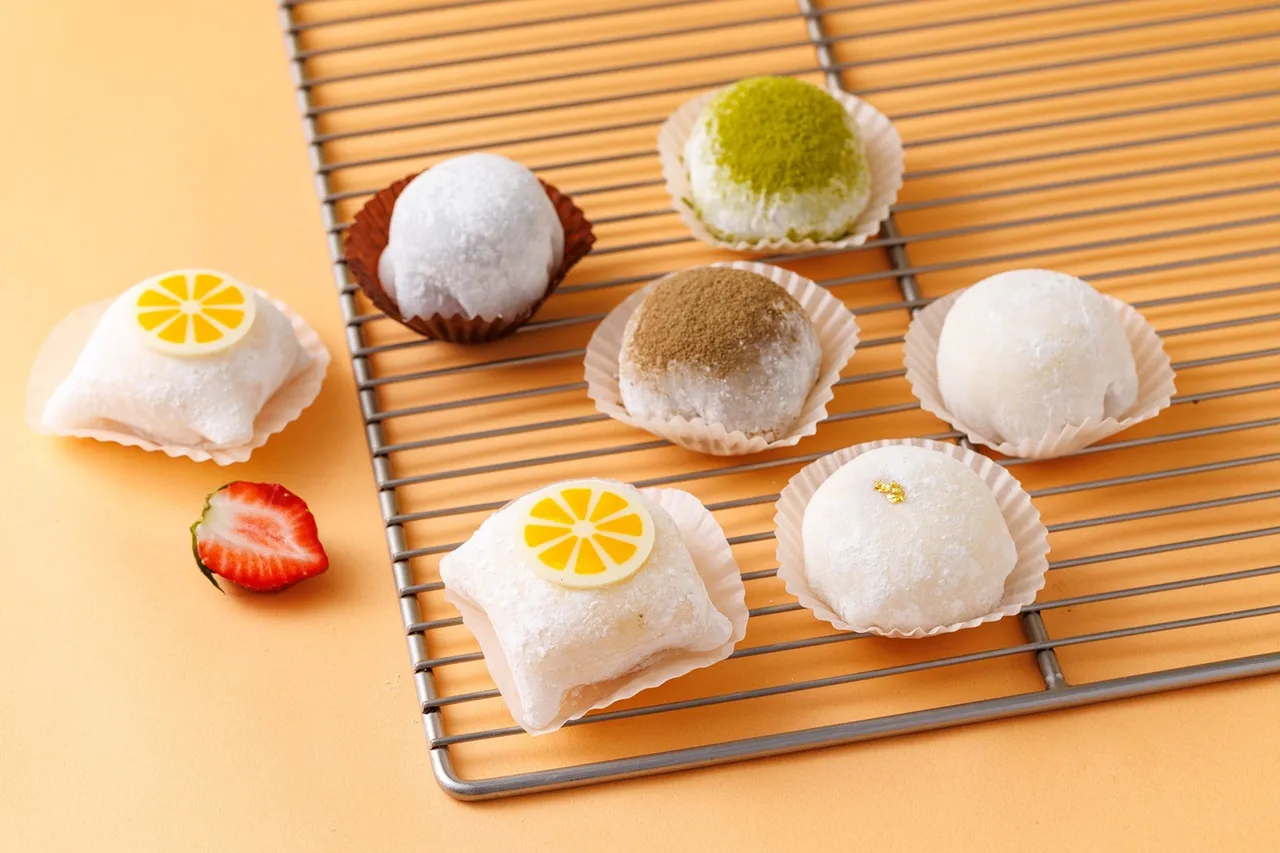 猫茶町大福系列颗颗拥有新鲜糯米磨制而成的Q弹软糯外皮，「大福系列」包括原味草莓大福、红豆草莓大福、包种茶草莓大福、蜜香红茶草莓大福、铁观音巧克力草莓大福、北海道乳酪大福、砂糖橘大福七大口味。猫茶町提供