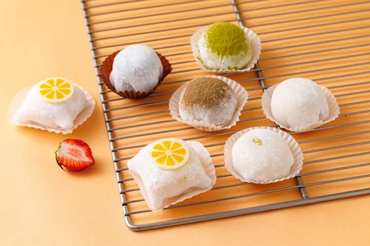 貓茶町大福系列顆顆擁有新鮮糯米磨製而成的Q彈軟糯外皮，「大福系列」包括原味草莓大福、紅豆草莓大福、包種茶草莓大福、蜜香紅茶草莓大福、鐵觀音巧克力草莓大福、北海道乳酪大福、砂糖橘大福七大口味。貓茶町提供