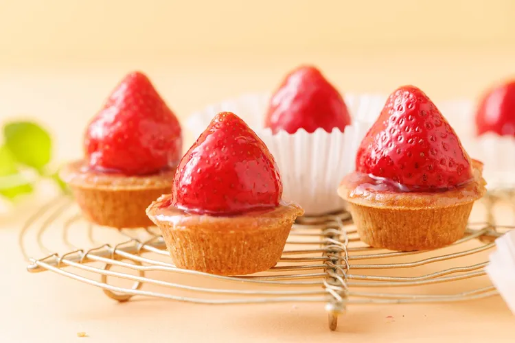 貓茶町「一口草莓塔」售價420元，一盒8入。以酥脆香濃的法式塔皮為基底，盛載細緻香草牛奶卡士達，塔面綴上大湖新鮮草莓，小巧卻充滿塔皮酥脆、卡士達醇厚及草莓清迷人新層次。貓茶町提供