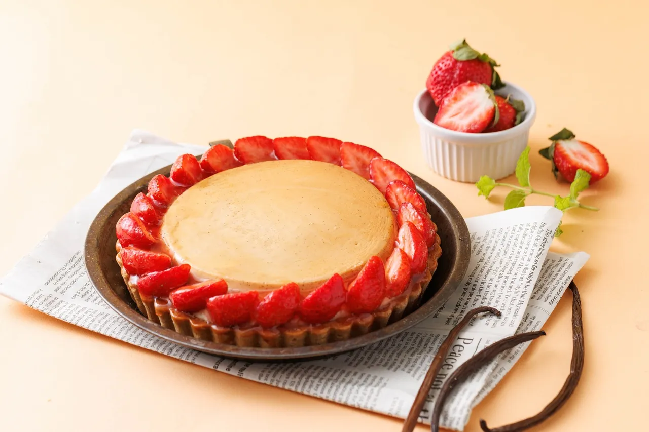 猫茶町「草莓巨无霸布丁塔」7吋售价750元，优惠价650元。新鲜草莓搭配浓郁香滑的卡士达酱内馅，甜度适中的法式低糖塔皮金黄酥脆，滑嫩的布丁平衡了草莓的酸甜，清爽不腻。猫茶町提供