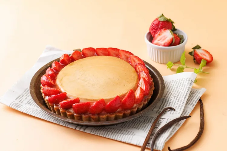 貓茶町「草莓巨無霸布丁塔」7吋售價750元，優惠價650元。新鮮草莓搭配濃郁香滑的卡士達醬內餡，甜度適中的法式低糖塔皮金黃酥脆，滑嫩的布丁平衡了草莓的酸甜，清爽不膩。貓茶町提供