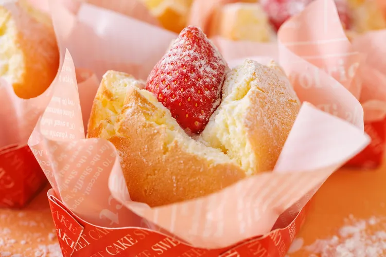 貓茶町「草莓舒芙蕾」售價100元，嚴選新鮮大湖草莓，搭配濃郁滑順獨家法式香草卡士達餡，酸甜多汁的莓果和柔軟細緻的香草蛋糕完美契合。凡於1/10前於貓茶町板橋店門市購買，一盒4入優惠336元，一人限購2盒。貓茶町提供