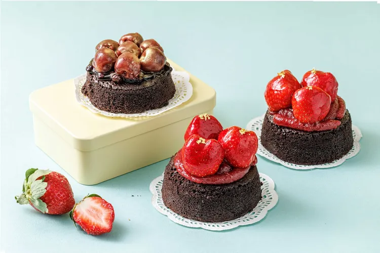 貓茶町「草莓小可愛」售價350元，「櫻桃小可愛」售價280元。原料嚴選自世界頂級巧克力品牌比利時貝可拉，巧克力貝可拉蛋糕以濃醇、滑順細緻口感著稱，充分襯托水果與果醬風味。細緻的蛋糕體包裹著甜酸交織的覆盆子或藍莓果醬，再綴上季節果實，天然可可搭配草莓鮮甜或糖漬櫻桃微醺風味，精緻、單人剛剛好的3吋大小方便享用。貓茶町提供