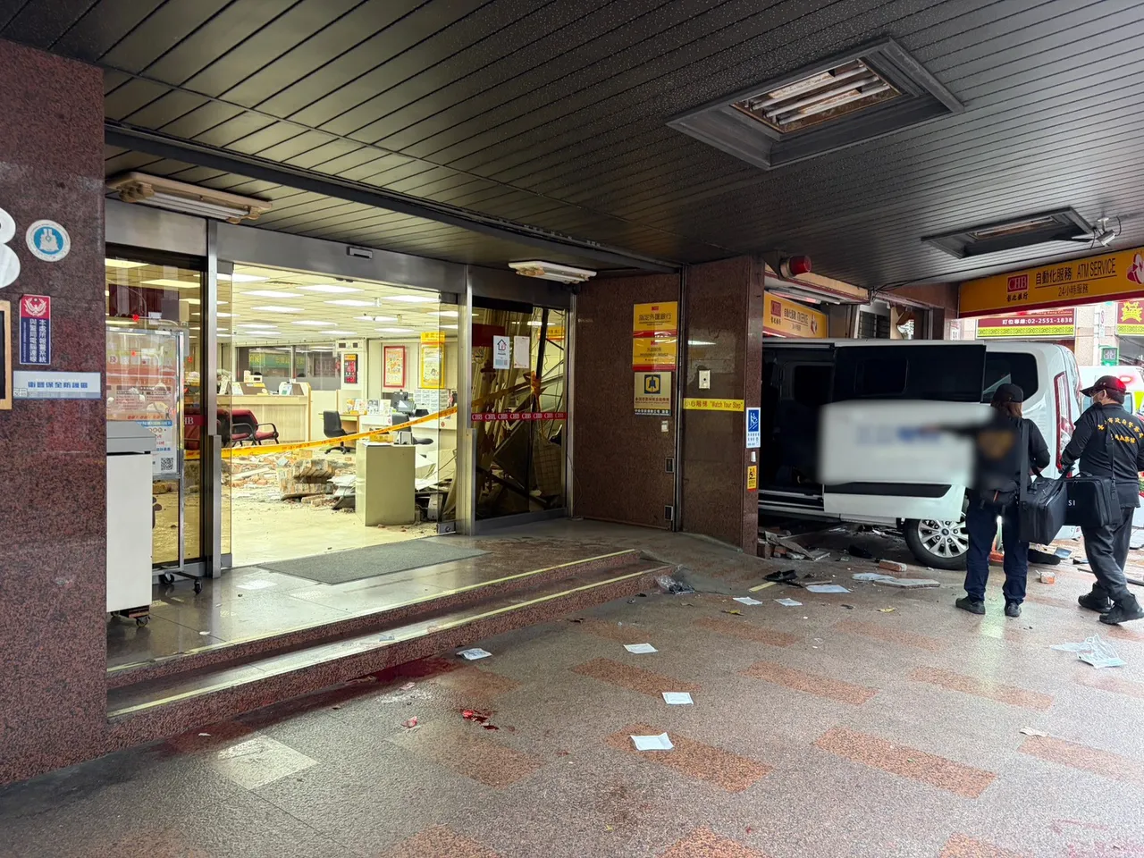 銀行內部一片狼藉。警方提供