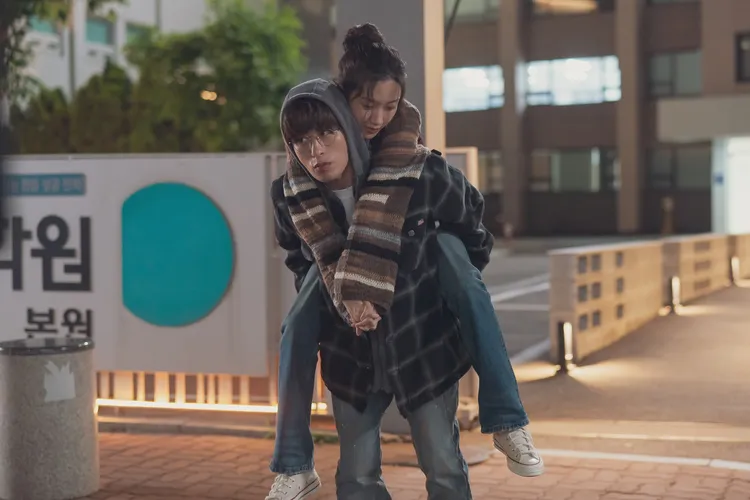 具教煥片中一改反派形象，貼心揹著小14歲文佳煐，讓觀眾小鹿亂撞。車庫娛樂提供