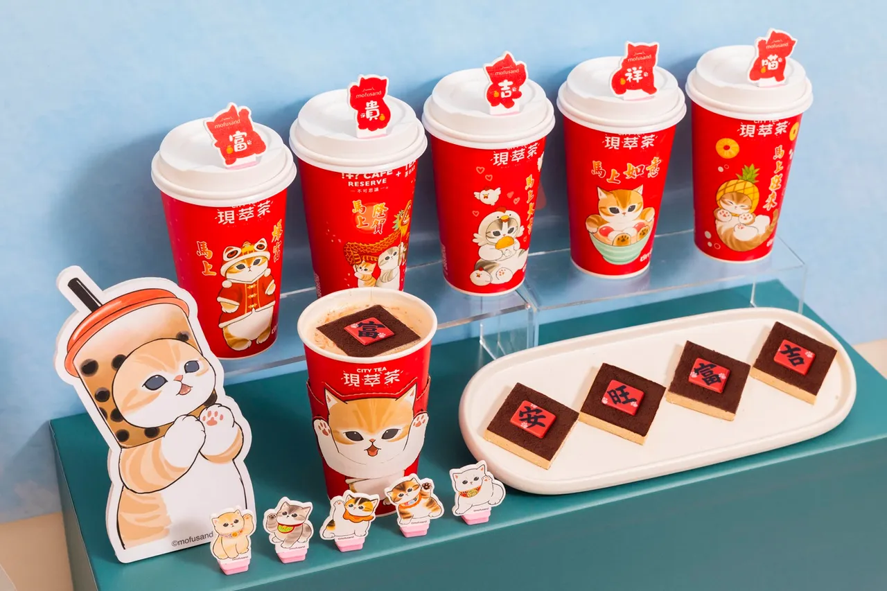 「喵財進寶提拉米蘇風味奶茶」將隨機蓋上4款春聯造型白巧克力提拉米蘇蛋糕，前7萬杯可免費獲得1個開運杯塞。7-ELEVEN提供