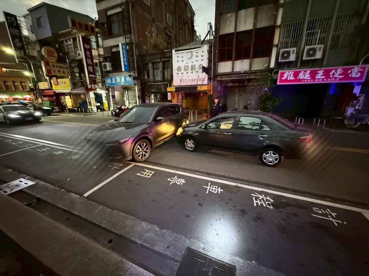 枪手弃车逃逸。民众提供