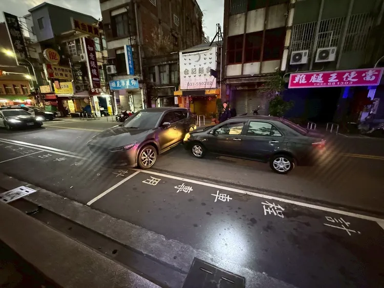 槍手棄車逃逸。民眾提供