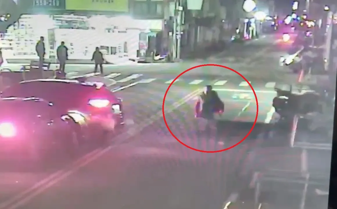 马自达拦车后反遭冲撞，1名枪手下车开枪。民众提供