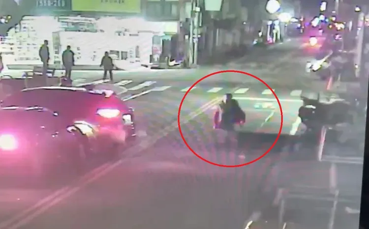 馬自達攔車後反遭衝撞，1名槍手下車開槍。民眾提供