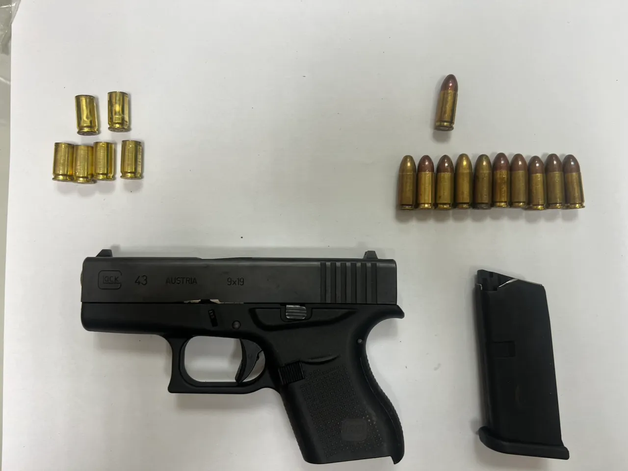 警方在马自达车内起出改造枪弹。民众提供