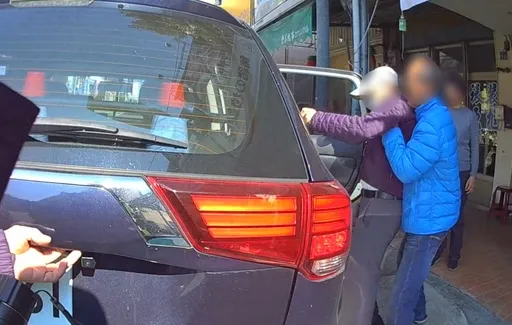 9旬阿公獨自外出辦事險跌倒　熱心夫妻攙扶兼報案助返家