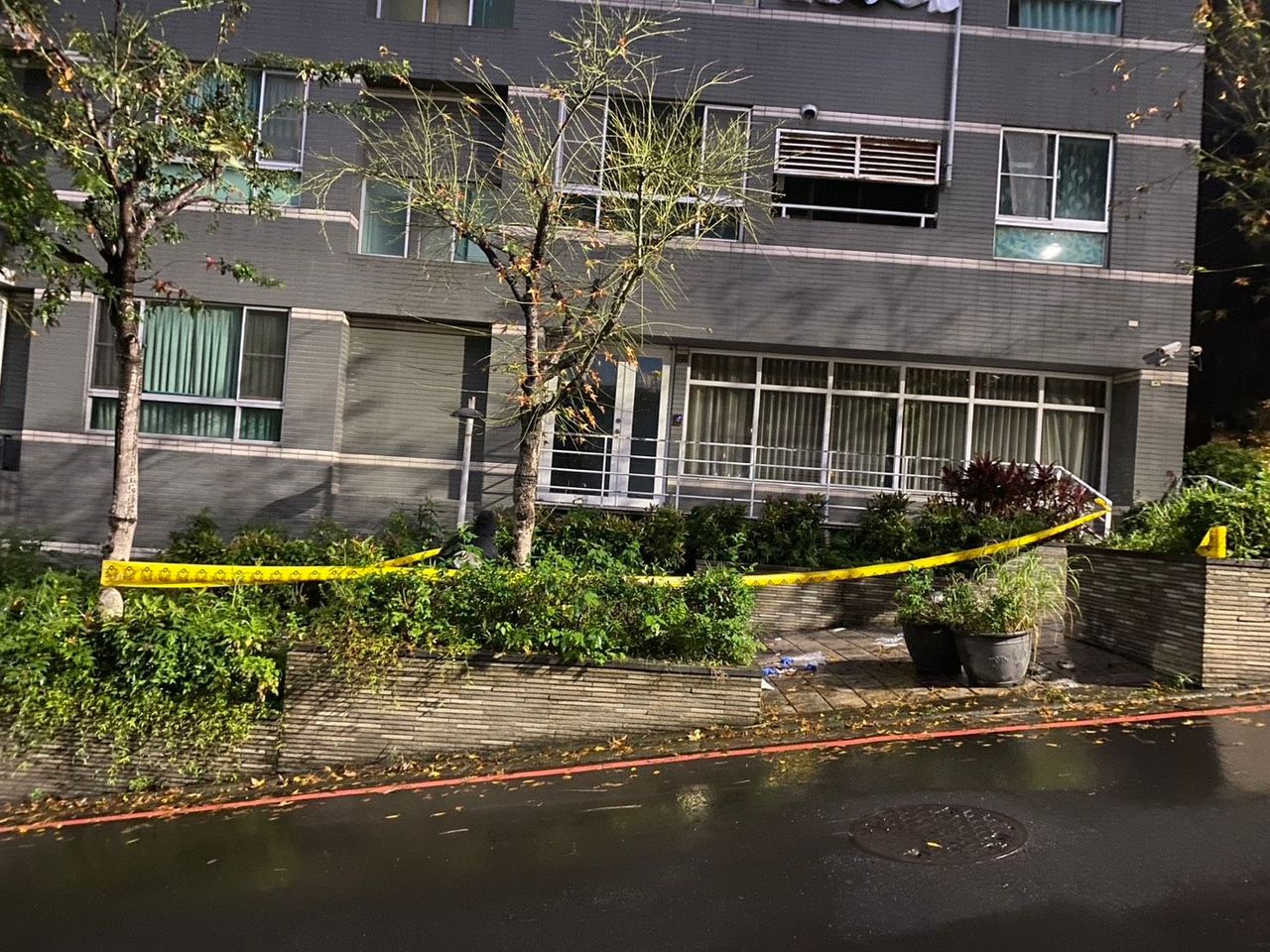 淡水女9樓墜下倒臥人行道 頭破血流四肢骨折送醫不治