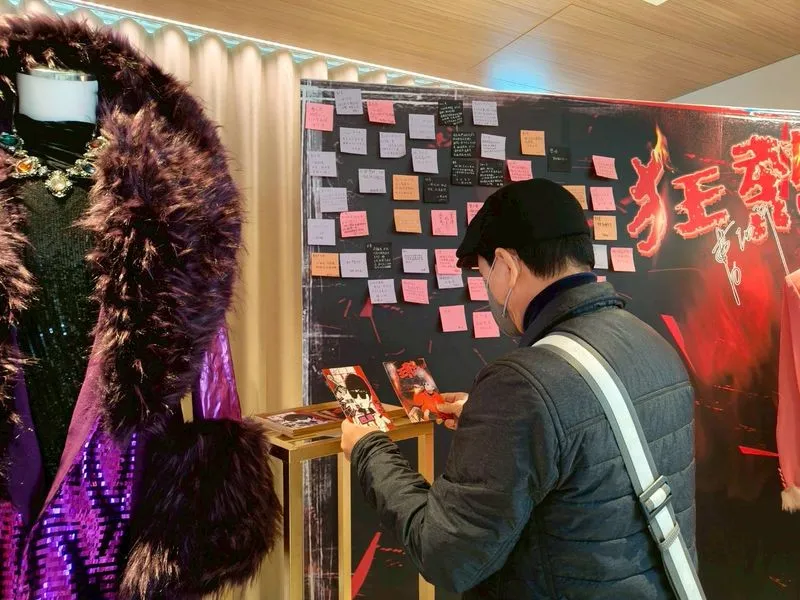 陳凱倫看著曹西平生前照片，頗為感傷。陳凱倫提供