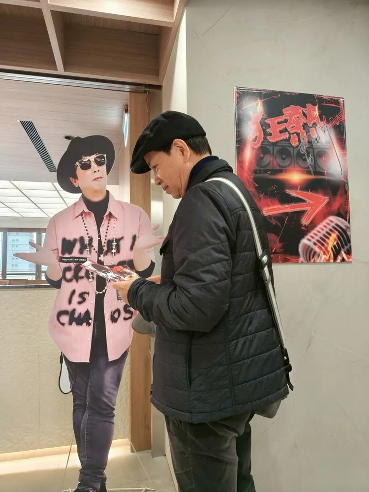 陳凱倫看著曹西平的人像立牌和照片，回憶過往2人互動。陳凱倫提供