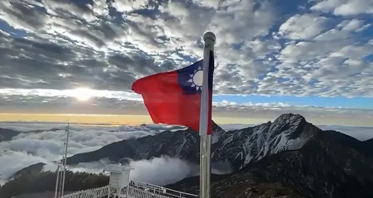玉山升起青天白日滿地紅國旗，與壯闊美景相互呼應。翻攝鄭明典臉書