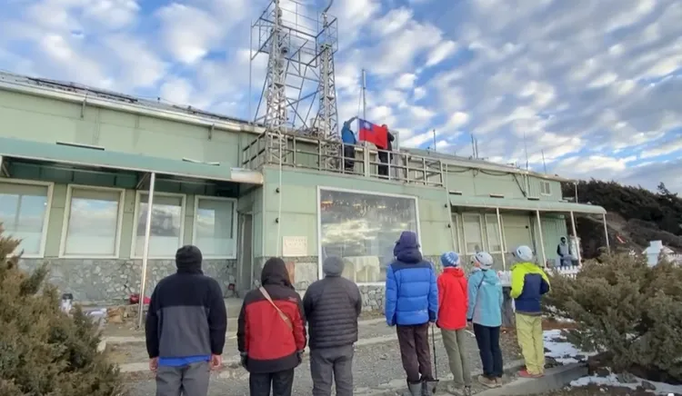 玉山氣象站元旦舉行全國海拔最高的升旗典禮。翻攝鄭明典臉書