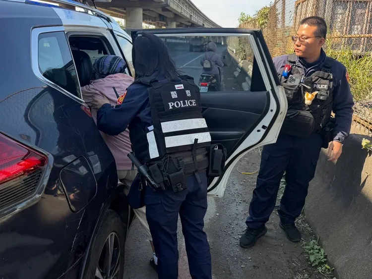警員把老婦接上巡邏車載至派出所。平鎮警分局提供