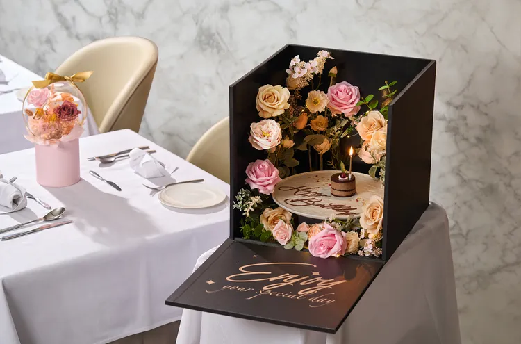 慶祝永生花玻璃球&慶生蛋糕禮物盒。業者提供