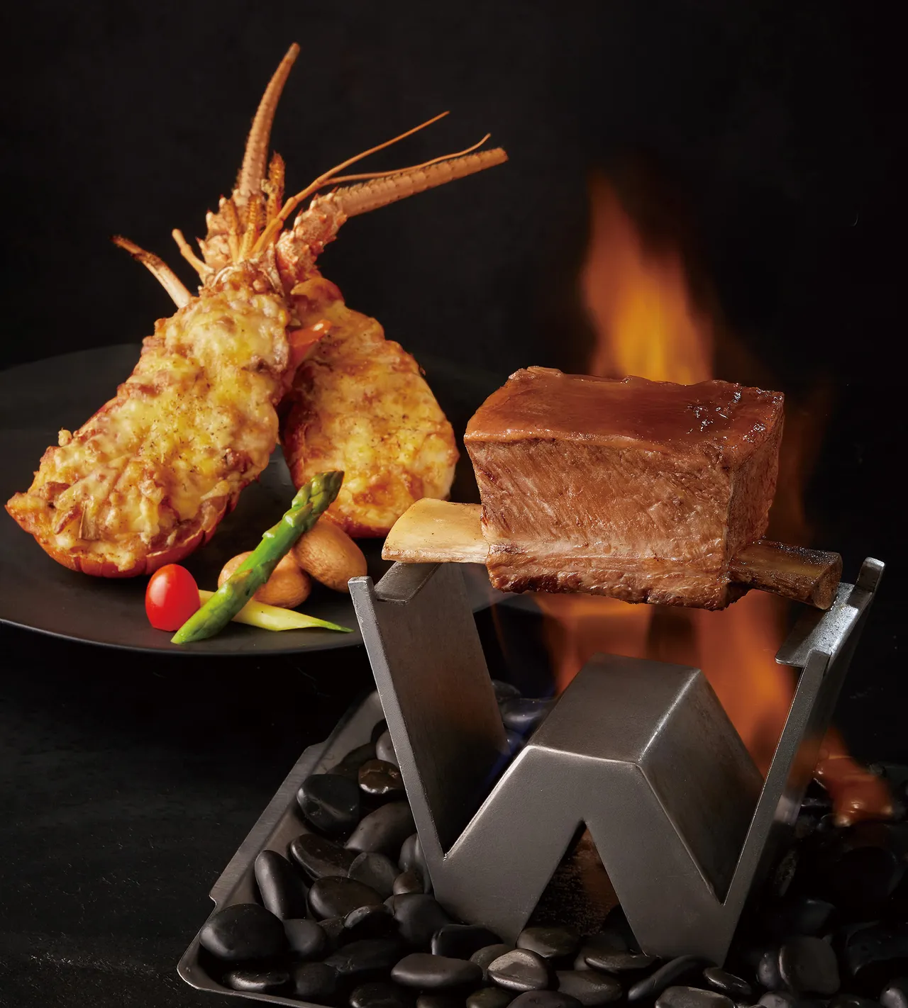 烈焰王品牛小排佐法式焗龍蝦。業者提供