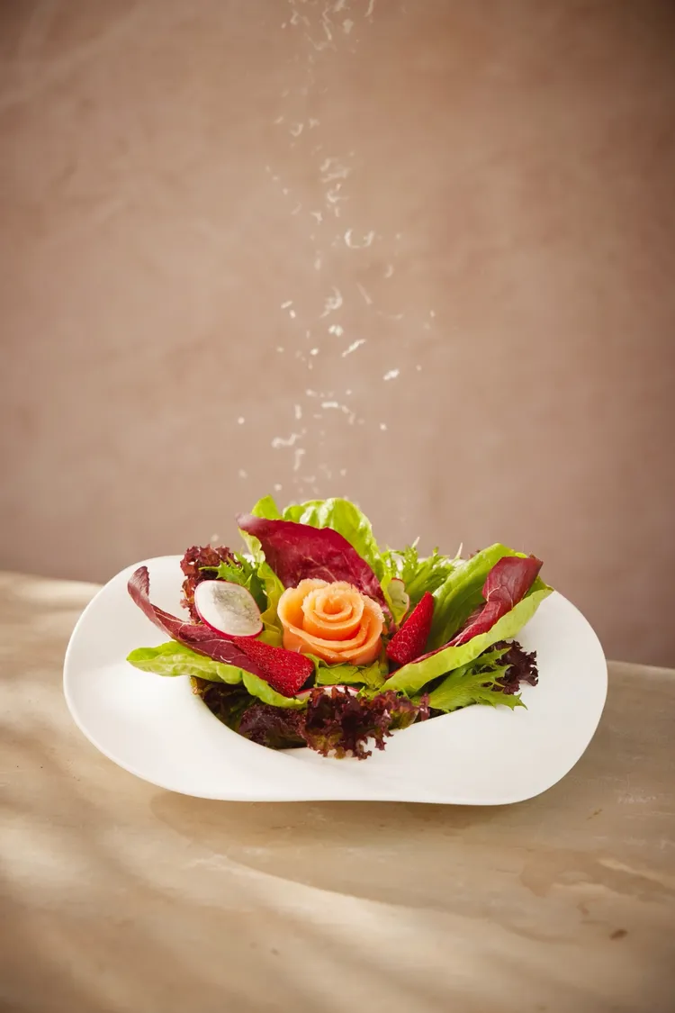 煙燻鮭魚花園沙拉。業者提供