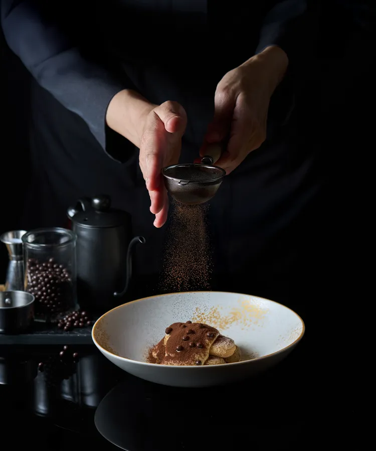 桌邊現作提拉米蘇。業者提供