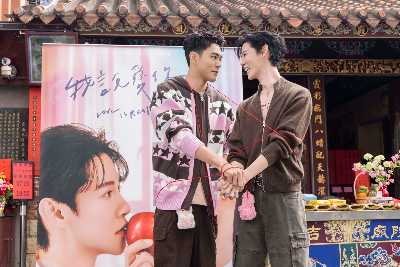 《我說愛你是真的》夏和熙（右）、楊翹碩現場用超長紅線互相纏繞，甜蜜對視CP感爆棚。結果娛樂提供