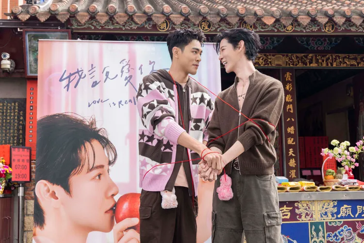 《我說愛你是真的》夏和熙（右）、楊翹碩現場用超長紅線互相纏繞，甜蜜對視CP感爆棚。結果娛樂提供