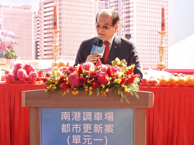 台鐵董事長鄭光遠出席「台北市南港調車場都市更新案」，更新單元一新建工程上梁典禮。台鐵提供