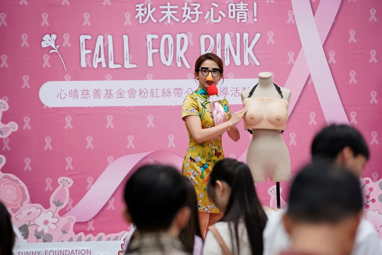 瑤瑤挑戰與假乳房對戲 。彼此影業提供 