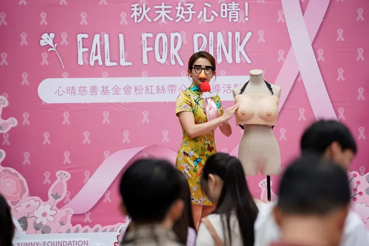 瑤瑤挑戰與假乳房對戲 。彼此影業提供 