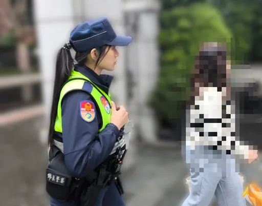 北市女學生搭捷運迷途　捷運「空靈女警」熱心護送她返家