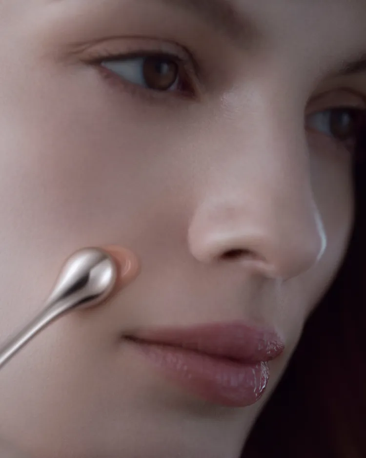 與創世紀原晶逆時抗皺安瓶搭配的「抗皺權杖」。品牌提供