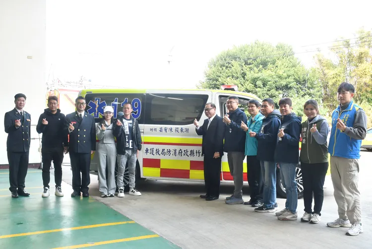 捐贈儀式由副縣長陳見賢等人代表受贈。新竹縣消防局提供