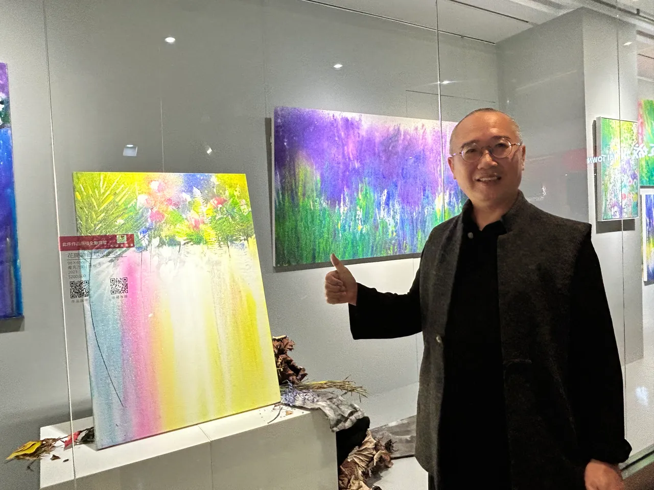 水墨藝術家陳正隆前進中友百貨藝廊，展出《春光竹影－陳正隆・行一當代水墨創作個展》。中友提供