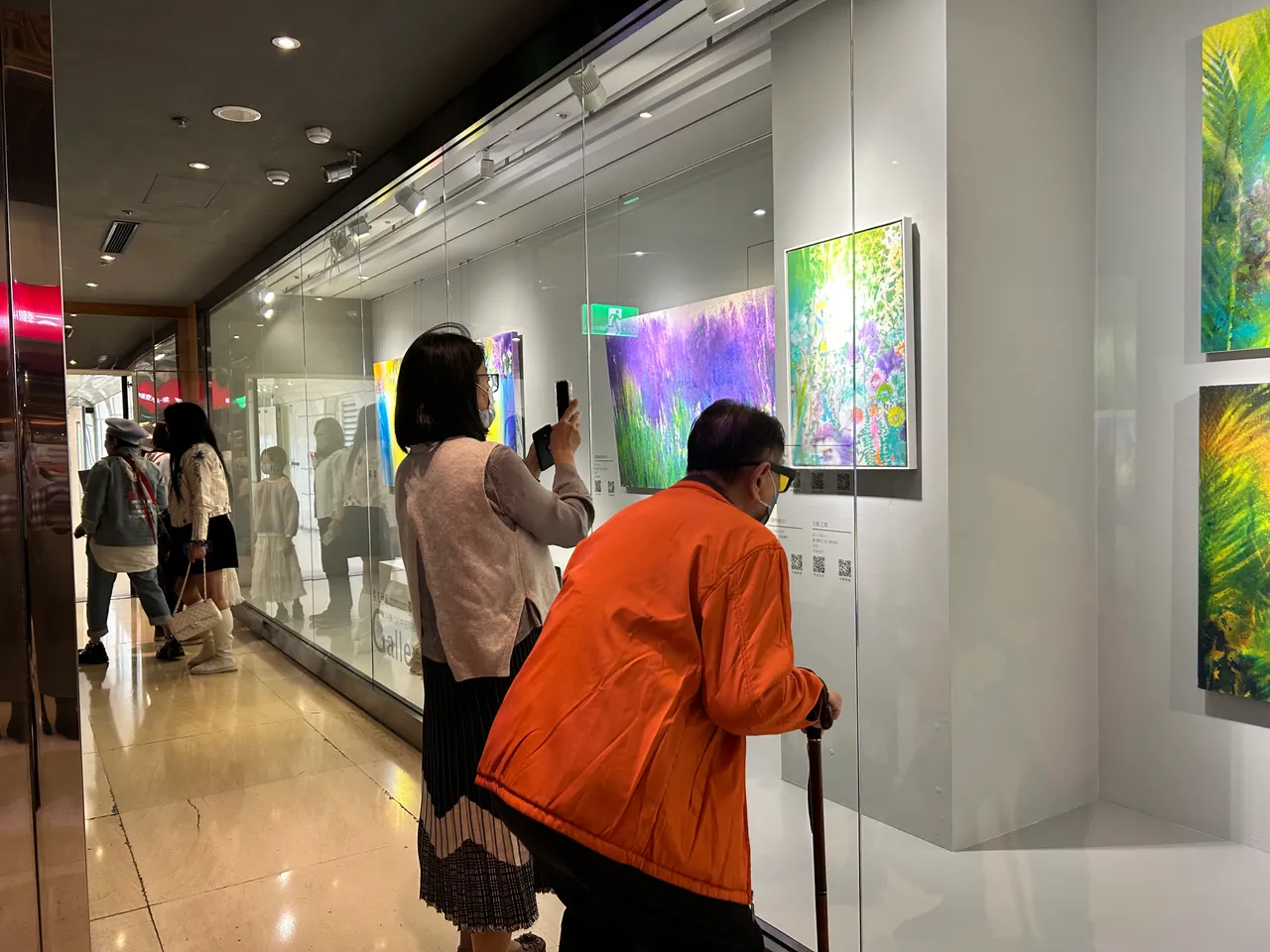 民眾逛百貨公司也能欣賞名家畫作。中友提供