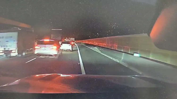 警車在車陣中協助開道。翻攝畫面