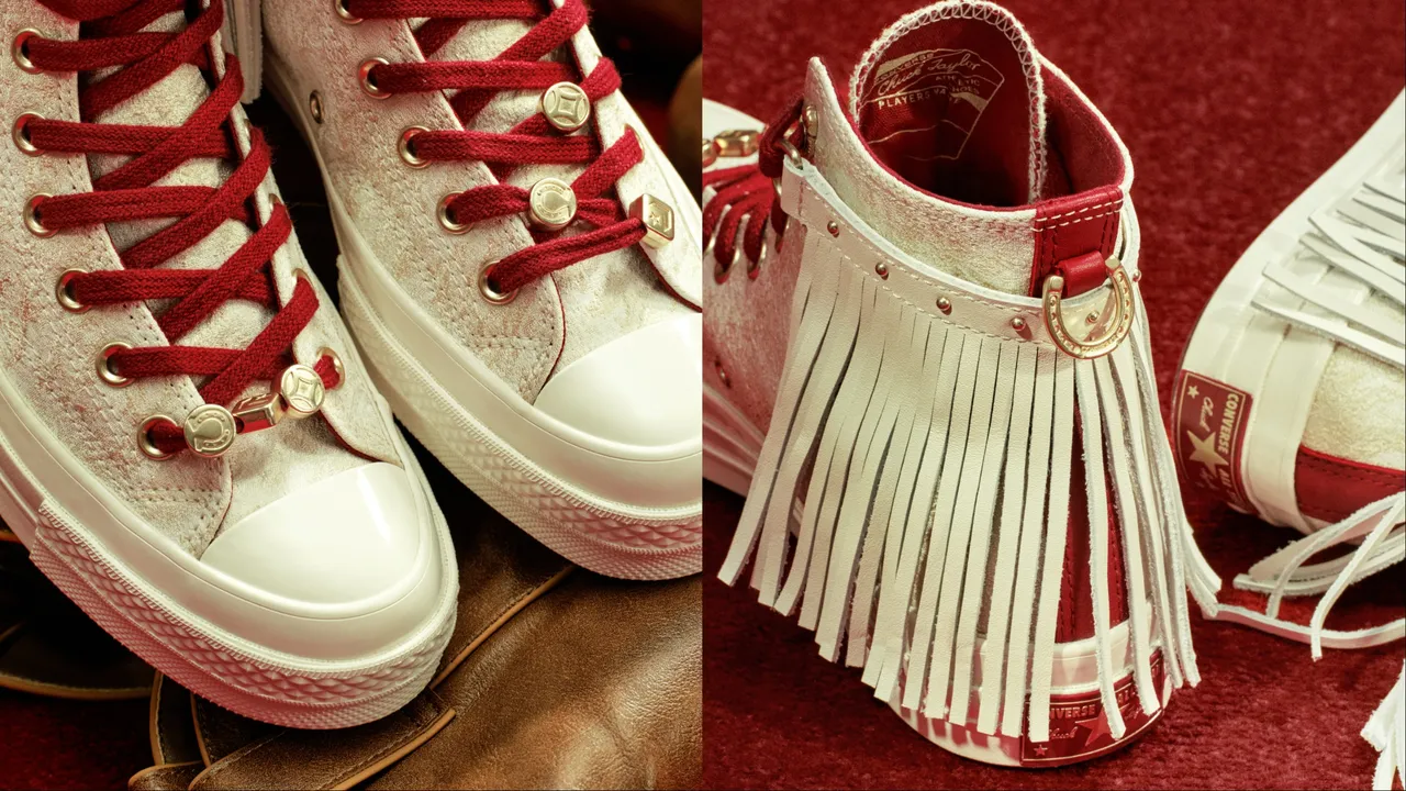 CONVERSE经典鞋款Chuck 70换上缎面织纹外衣，并以皮革流苏、马蹄D型环点缀。品牌提供