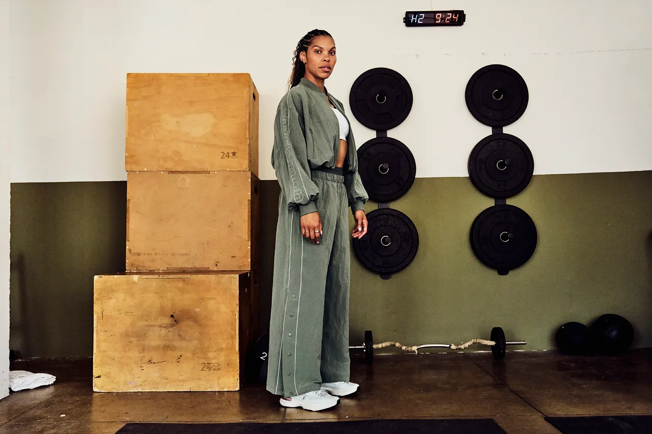 皺褶紋理尼龍運動外套、中腰運動長褲則以寬鬆剪裁呈現時髦感。品牌提供