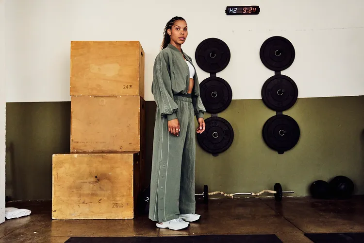 皺褶紋理尼龍運動外套、中腰運動長褲則以寬鬆剪裁呈現時髦感。品牌提供