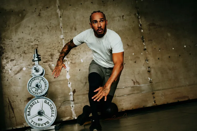 lululemon品牌大使Lewis Hamilton穿著License to Train無內襯短褲。品牌提供